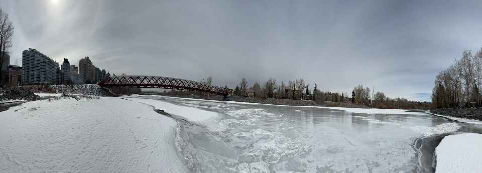 Peace Bridge over Bow River, Calgary, Alberta, Canada / Pont de la paix sur la rivière Bow, Calgary, Alberta, Canada
